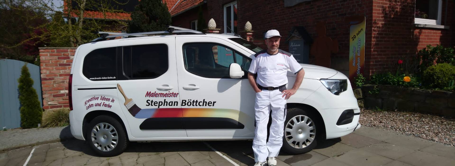 Stephan Böttcher neben dem Auto